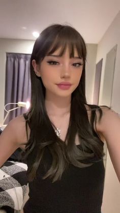 k0yaya on insta Side Part Hairstyle, Deep Side Part, Latina Makeup, Soft Makeup Looks, Hair Inspiration Long, Cute Makeup Looks, Side Part, Rock A