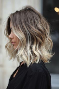 Medium length wavy hairstyles offer versatility and a chic, effortless look. Click for more inspiration. Medium Length Wavy Haircut, Soft Curls For Medium Hair, Medium Length Wavy Hairstyles, Collarbone Length Hair, Wavy Bob Long, Medium Length Blonde Hair, Hair With Blonde Highlights, Medium Length Wavy Hair, Redken Hair Color