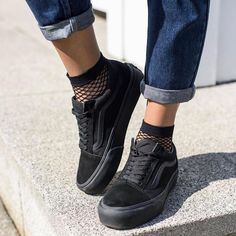 modèles trop cools pour  basket pour femme tendance 2018 Vans Classic Old Skool, Fishnet Socks, Vans Outfit, Old Skool Black, Black Vans, Outfit Trends, School Shoes