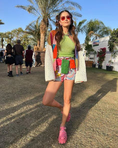 colorful festival outfit Parklife Outfit, Outdoor Festival Outfit, Dressing Outfits, Beach Festival Outfit, Glastonbury Fashion, Music Festival Dress, Festival Themed Party, Coachella Fits, Coachella 2022