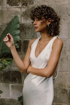 Our Emilie Necklace is a minimal art deco necklace perfect for the bride! What do we love about it? This gorgeous necklace is dainty and subtle, perfect for the minimalist bride or for your next event! This necklace can easily be worn alone or layered up for a more dramatic look, ideal for day-to-night wear! Classic Bride, Minimalist Bride, Gold Lariat Necklace, Classic Brides, Deco Earrings, Necklace Bridal, Y Necklace, Art Deco Necklace, Dramatic Look