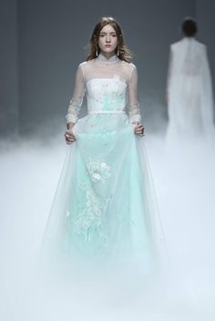 Chinese Style Dress, Fashion Show Images, Live Fashion, Couture Gowns, Ao Dai, Large Fashion, Couture Dresses, Apparel Design