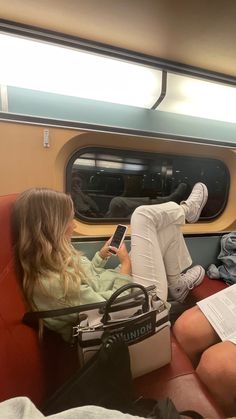 Photo idea for on a train! Chicago Photo Ideas, Train Driver, Chicago Summer, Chicago Photos, Lili Reinhart, Pictures Of People, Photo Idea, A Train, Bedroom Interior