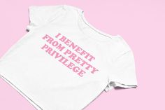 I Benefit From Pretty Privilege Crop Top Funny Crop Top - Etsy Funny Crop Tops, Crop Top Styles, Bebe T Shirt, Crop Top Y2k, Flowy Crop Top, Trendy Crop Tops, Graphic Crop Top, Girls Crop Tops, Utila