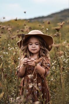 Cowgirl Photoshoot, Outdoor Family Photos, Nature Photoshoot, Vintage Photoshoot