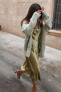 Mint Cardigan, Rok Outfit, Outfit Elegantes, Holly Willoughby, Cardigan Winter, Outfit Trends, Outfits Winter