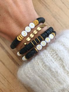 Packaging Bracelet Ideas, How To Make Heishi Bracelets Diy, Bracelets Handmade Diy Beads, Bracelet Heishi Homme, Clay Heishi Bead Bracelets Ideas, Perle Heishi Bracelet, Diy Clay Bead Bracelet Ideas, Bracelet Perle Plate Aesthetic, Diy Bracelet Ideas Beads