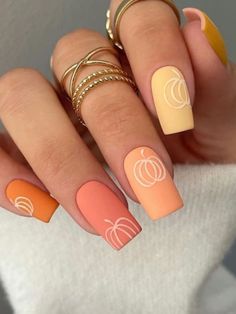 cute pumpkin nails: vertical ombre orange and yellow Fall Nails Ideas Pumpkin, All Season Nail Designs, Short Nail Designs Pumpkin, Cute Fall Themed Nails, Nails With Pumpkins On Them, Cute Halloween Nails Pumpkins, Cute Seasonal Nails, Mat Color Nails, Pastel Pumpkin Nails