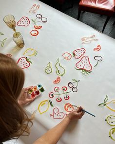 Drawn tablescape’s, bringing an “Italian summer feeling” - a styling trend we are hoping to see embraced this kiwi summer season 🖌️ Which is your favourite? . . Images sourced via @pinterest #wedding #tablescape #weddingstationery #nzweddings #weddingsigns #weddingdesign #summerwedding Painted Table Cloth Ideas, Painting On Craft Paper, Paper Tablecloth Drawing, Market Table Set Up, Table Cloth Painting, Painted Table Cloth, Italian Table Decorations, Sewing Table Cloth, Painted Tablecloth