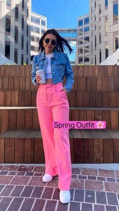 Outfit Mom Jeans, Pink Pants Outfit, Angela Roi, Outfits Con Jeans, Color Combos Outfit, Look Jean, Outfit Primavera, Business Casual Outfits For Work