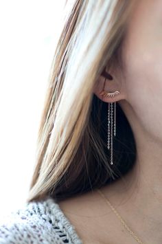 Gorgeous eyelash Ear Jacket in rose gold stainless steel. Dainty delicate jewelry / TYPENU Co Earring Jacket, Jacket Ideas, Earrings Bridesmaid, Ear Jacket, Earrings Accessories, Ear Stud, Earrings Cute, Eye Earrings