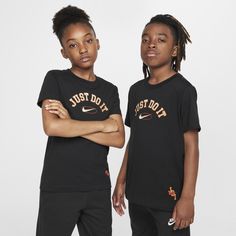 Soft cotton and a classic fit make this tee an everyday essential. Designed for every shape and size, this improved fit is for all kids. Shoes Guide, Kid Lifestyle, Shirt Nike, Nike Boy, Nike Tee, Nike Kids, All Kids, Nike Just Do It, Nike Tees