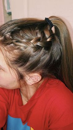 Discover 20+ volleyball hairstyles for medium hair. Find styles that stay secure and look great on the court. Try it out for your next game! Hair For Homecoming, Cute Volleyball Hairstyles, Sleek Braid