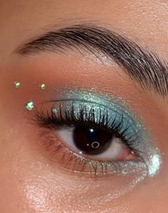 Eye Crystal Ideas, Euphoria Jewel Makeup, Eye Makeup For Festivals, Festival Makeup Inspiration, Seasonal Makeup Looks, Make Up Ideas For Concert, Make Up Looks For Party, Makeup For Coachella, Euphoria Make Up Ideas