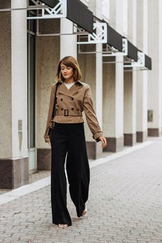 M.M. LaFleur trench coat and t-shirt #trench #pants #outfit Cropped Jacket Outfit, High Waisted Pants Outfit, Zara Sandals, French Girl Chic, Coat Outfit