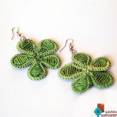 This beautiful delicate and soft earrings was made from Colombian cane -cana flecha (latin name gynerium sagitarum) Weaved in shape of flower Alpaca metal decorated. length 7 cm (2,75'') width 5 cm (1,75'') Orange Jewelry, Ear Weights, Red Turquoise, Ear Rings, Green Item, Alpaca Wool, Green Orange, Orange And Purple, Metal Decor