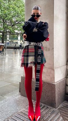 Stile Blair Waldorf, Adrette Outfits, Look Grunge, Thanksgiving Outfit Ideas, Red Tights, Fest Outfits, Styling Guide, Autumn Outfits, Lazy Day