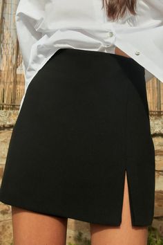 SLIT HEM SKORT - Black | ZARA United States Skort Outfit, Skirt Aesthetic, Jeans Blazer, Short Black Skirt, Jupe Short, Jeans Cargo, Cardigan Sweater Jacket, Shirt Blouses Tops, Tshirt Skirt