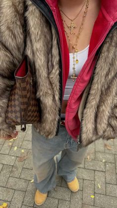 streetwear outfit girl fall fashion woman fit inspo fur faux jacket gold jewelry baggy timberlands Winter Outfits Maximalist, Timberland Outfits Women, Street Fashion Aesthetic, Girls Fall Fashion, Faux Jacket, Uni Outfits, Fall Winter Wardrobe, Winter Fits