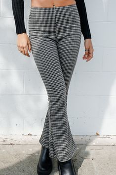 Black Checkered Pants Outfits, Corporate Emo, Checkered Pants Outfit, Plaid Flare Pants, Checkered Pants, Dark Style, Dark Fashion, Pants Outfit, Flare Pants