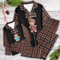 The "Personalized Gingerbread Pajama Set" is a versatile and cozy option for the whole family this holiday season. You can personalize the design with your and your family members' names and text on each set. Made from a high-quality blend of polyester and cotton, this set provides exceptional comfort and durability. Each piece features two practical pockets for loungewear use. Create a memorable moment with your family with these lovely matching set pajamas! Details: * Made from knitted polyest Plaid Pajama, Plaid Pajamas, Pajama Robe, Family Pajamas, Loungewear Set, Pyjama Set, Kids Pajamas, Memorable Moments, Mommy And Me