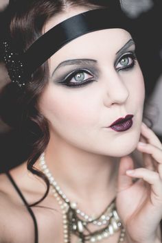 Gatsby Style Makeup, Roaring 20s Make Up, 1923 Makeup, Roaring 20s Makeup Gatsby, Gatsby Nails 1920s, 1920 Halloween Costumes, Vintage Makeup 1920s, 20's Makeup, Maquillage Pin Up