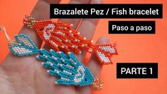 an image of a person holding some beads on their hand with the words braazte pez / fish bracelet paso a passo parte