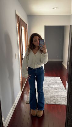 Outfits With Blue Jeans Winter, Casual Winter Outfits Ugg Boots, Blue Flared Jeans Outfit Winter, Blue Jean Outfits Winter, Outfits With Light Blue Jeans Winter, Uggs And Flare Jeans, Uggs And Bootcut Jeans, Flare Jeans With Uggs, Flare Jeans With Uggs Outfit