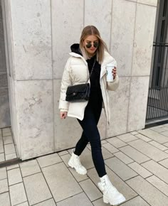 White Puffer Jacket Outfit, White Jacket Outfit, Outfit Botas, Puffer Jacket Outfit, Winter Outfit Ideas