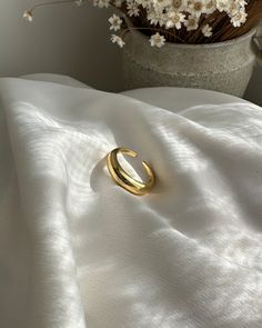 El anillo en forma de cúpula Alana es el anillo minimalista perfecto que es elegante y se puede usar solo como una pieza llamativa. Con su diseño simple; imprescindible para cada ocasión.
 dale estilo solo o apílalo con otros anillos favoritos

 Tamaño : Ajustable

 Material :



 Plata de primera ley y plata bañada en oro de 18K.




 resistente al agua, hipoalergénico y sin níquel.



 empaquetado en un joyero con cajón ILLÁRI Adjustable Open Dome Ring For Everyday Wear, Adjustable Open Dome Ring For Everyday, Elegant Adjustable Dome Ring For Everyday, Adjustable Elegant Dome Ring For Everyday Wear, Everyday Gold Dome Ring Open Design, Everyday Gold Dome Ring With Open Shape, Minimalist Wide Band Open Ring For Formal Occasions, Gold Minimalist Dome Ring For Everyday, Minimalist Dome Ring With Open Band For Promise