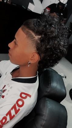 Curly Taper Fade, Undercut Curly Hair, Long Curly Hair Men, Fade Haircut Styles, Male Haircuts Curly, Curly Hair Fade, Cornrow Hairstyles For Men, Undercut Long Hair, Hair Barber