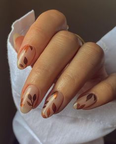 35 Best Fall Nail Ideas That You'll Absolutely Love Fall Leaves Nail Art, Fall Manicure, Thanksgiving Nails, Fall Nail Art, Cat Kuku, Orange Nails