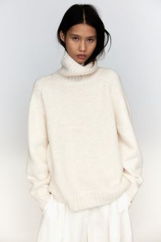 Oversized sweater in a soft knit. Turtleneck  long saddle sleeves  and ribbing at neck  cuffs  and hem. Womens Cream Sweater, Green Sweater Women, Oversized Knitted Jumper, Womens Grey Sweater, Wool Sweaters Womens, Beige Pullover, Oversized Turtleneck Sweater, Style Goals, Oversized Turtleneck