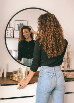 Highlights Curly Hair, Wine Hair, Curly Hair Tutorial, Curly Hair Photos, Stranger Things 2, Colored Curly Hair, Honey Hair, Curly Hair Inspiration, Curly Hair With Bangs