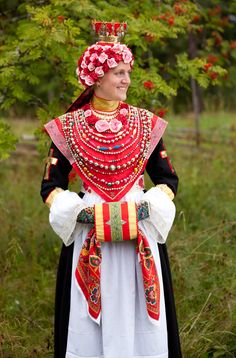 Beautiful traditional bridal outfit from Rättvik, Sweden. This type folkdräkt was very costly and usually owned by the parrish and loaned to the bride. Photo by Laila Duran Swedish Wedding, Folklore Fashion, Costumes Around The World, Ethno Style, National Dress, Folk Dresses, Bodo, We Are The World, Ethnic Dress