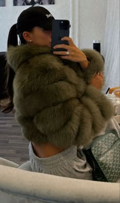 Rich Party Outfit, Faux Fur Coat Outfit, Faux Fur Vests Outfits, Fur Coat Outfits, Classy Lifestyle, Faux Fur Coats, Autumn Fits, Paris Outfits, Autumn Fashion Casual