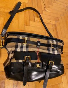 Burberry Vintage authentische beige und schwarze Damen Umhängetasche -Die Tasche ist wie auf dem Foto zu sehen. Das ist kein Problem. Es sind nur Spuren aufgrund des Gebrauchs vorhanden. Alle Details könnt ihr auf den Fotos erkennen. * Abmessungen: Breite 24 cm, Höhe 15 cm. -Farbe: Beige und Schwarz -Es ist eine authentische Burberry Tasche ALLGEMEINE ERKLÄRUNG: ** Alle Produkte auf unserer Seite sind 100% authentisch (Original). **Unser Produkt ist nicht neu. Gebraucht. ** Bitte beachten Sie di Vintage Burberry Bag Lyst, Burberry Camberley Bag, Burberry Vintage, Beige And Black, Designer Bag, No Problem, Surprise Gifts, Burberry Bag, Shoulder Bag Women