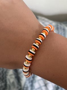 Fall Claybead Ideas, Fall Clay Beaded Bracelets, Earrings Crafts Ideas, Clay Bead Bracelet Ideas Fall Colors, Preppy Halloween Bracelet Ideas, Halloween Bead Bracelet Ideas, Fall Themed Bracelets, Halloween Bracelets Clay Beads, Halloween Bead Bracelet