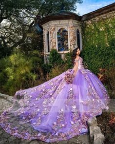 Quinceañera Photoshoot Ideas, Quince Photoshoot Ideas, Lavender Quinceanera Dresses, Lavender Quinceanera, Quince Pictures, Purple Quince, Quinceanera Themes Dresses, Quinceanera Photoshoot