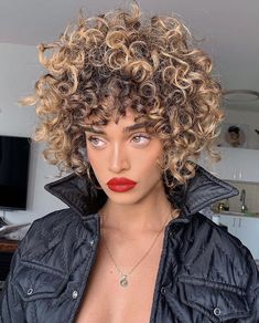 Curly Hair Color Ideas, Short Blonde Hairstyles, Brushed Out Curls, Curly Hair Color, Red Lips Makeup Look, Dyed Curly Hair, Natural Curly Hair Cuts, Highlights Curly Hair, Brown Curly Hair