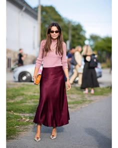 Satin Skirt Street Style, Looks Adidas, Maroon Skirt, Rok Outfit, Walking Down The Street, Burgundy Skirt