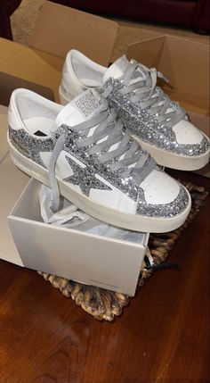 Stile Blair Waldorf, Dr Shoes, Preppy Shoes, Goose Sneakers, Shoe Wishlist, Shoe Inspo, Star Shoes, Stockholm Fashion