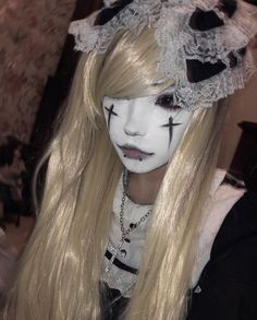 fr906k Emo Princess Makeup, Goth Clown Makeup Halloween, Cracked Face Makeup, White Face Paint Makeup, Goth Clown Makeup, Cute Clown Makeup, Punk Makeup, Face Paint Makeup