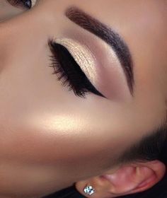 Perfect Eyebrows with Eye Shadow - My Makeup Ideas You might spend your morning makeup routine concentrating on applying your foundation ... Make Up Inspiration, Makeup Hacks, Nails Pink