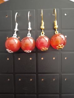 Beautiful hanging earrings with 1 natural stone of 12mm. The ear hooks are made of silver or gold metal, they are guaranteed nickel and lead free. Each earring is composed of 1 Red Agate Stone (a little orange). The hooks can be replaced with stainless steel sleepers. Other stones, other colors can also be used, do not hesitate to contact me. Gold Carnelian Earrings With Ear Wire, Carnelian Gold Earrings With Ear Wire, Adjustable Carnelian Earrings With Natural Stones, Red Agate Earrings For Gift, Red Agate Earrings As Gift, Agate Dangle Earrings With Ear Wire, Red Agate Dangle Earrings, Nickel-free Agate Earrings For Gifts, Adjustable Carnelian Dangle Earrings