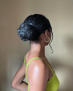 Afro-hair is attention-seeking and attractive in its way. Ladies who want to show off their voluminous curls are going to love everything about this c... Black African Hair, Natural Hair Bun, Hair Bun Styles, Blonde Afro, Curly Afro Hair, Natural Updo, Stylish Ponytail, Frizzy Curly Hair, Natural Hair Bun Styles