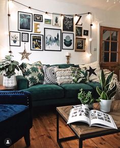 home ideas Green Couches, Green Sofa Living, Green Sofa Living Room, Jade Design, Hiasan Bilik Tidur, New Sofa, Boho Styl, Green Sofa, Living Room Green