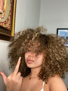 Light Colored Curly Hair, Dyed Curly Hair Blonde, Short Curly Hair Blonde Highlights, Black Curly Hair With Highlights, Blonde Curly Hair Black Women, Highlights For Curly Hair Natural Curls, Curly Dyed Hair Natural Curls, Curly Hair Baddie, Light Brown Curly Hair