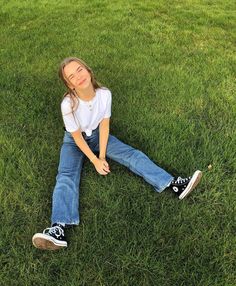 Casual Pics Photo Ideas, Showing Off Outfit Pose, Grass Picture Ideas, Sitting On Grass Poses, Cute Picture Poses By Yourself, Park Pictures Aesthetic, Indie Poses, Outfit Pictures Instagram, Park Picture Ideas