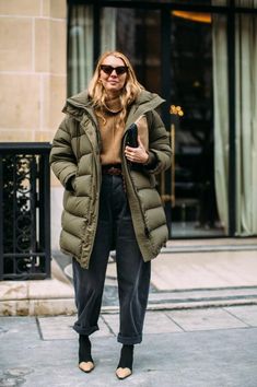 Down Jacket Street Style, Street Style 2018, Look Jean, Giovanna Battaglia, Moda Paris, Paris Fashion Week Street Style, Looks Street Style, Jacket Outfit, Street Style Trends